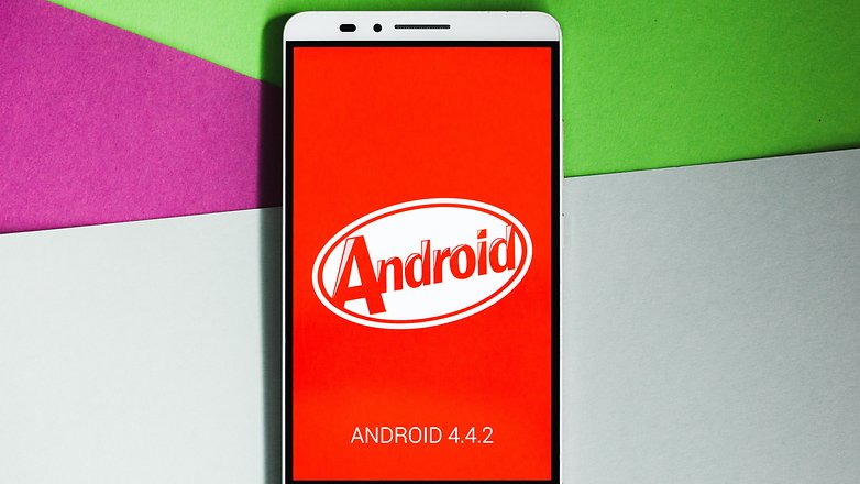 Um smartphone mostrando o logotipo do Android em um fundo vermelho, versão 4.4.2. Um smartphone mostrando o logotipo do Android em um fundo vermelho, versão 4.4.2.