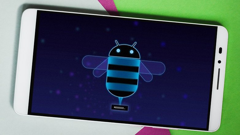 Um smartphone mostrando uma animação de abelha azul e preta contra um fundo escuro. Um smartphone mostrando uma animação de abelha azul e preta contra um fundo escuro.