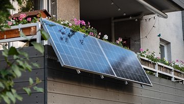 Balkonkraftwerk an Balkon montiert