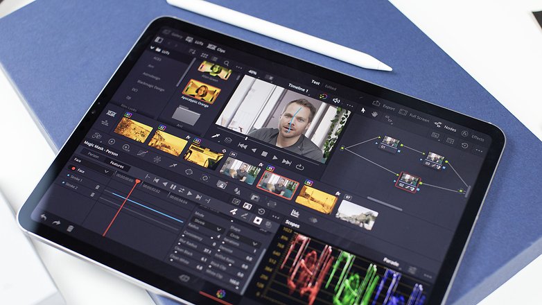 Mit Nodes zu arbeiten (hier rechts im Bild) ist anfangs frustrierend, die Einarbeitung lohnt sich aber! Blackmagic DaVinci Resolve auf dem iPad