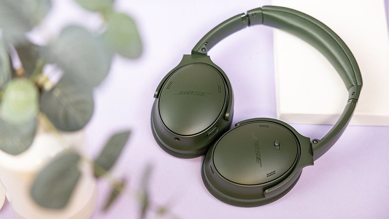 The Bose Quiet Comfort Headphones looks attractive in Cypress Green. The Bose Quiet Comfort Headphones looks attractive in Cypress Green.