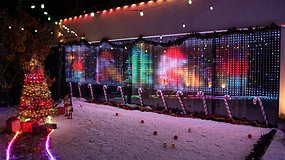 Haus bunt beleuchtet mit LED-Produkten von Govee