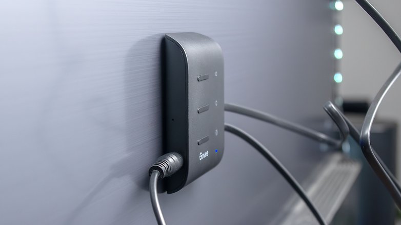 Kontrolleinheit des Govee TV Backlight 3 Lite festgeklebt auf der TV-Rückseite Kontrolleinheit des Govee TV Backlight 3 Lite festgeklebt auf der TV-Rückseite