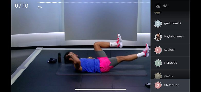 Peloton bietet auch zahlreiche Fitness-Trainings ohne Fahrrad an, beispielsweise dieses Core-Training hier. Die Trainingseinheiten könnt Ihr auch auf dem Tablet oder – wie hier – dem Smartphone abrufen. Peloton Bike+ Screenshot