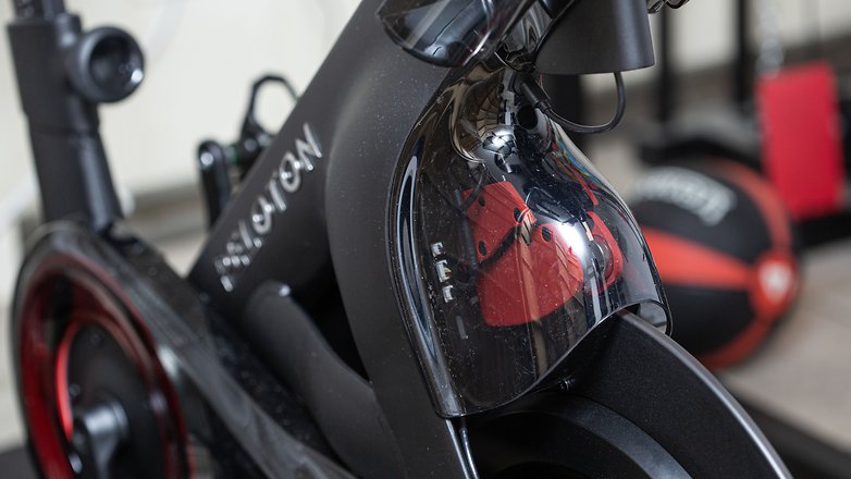 Hier sitzt die neue Bremse des Peloton Bike+, die sich auch automatisch passend zu den Workouts verstellen und so die Anstrengung regeln kann. Peloton Bike+ Produktfoto