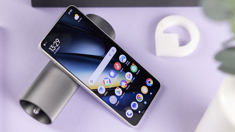 Poco F6 Pro mit eingeschaltetem Display liegt auf einem Tisch Poco F6 Pro mit eingeschaltetem Display liegt auf einem Tisch