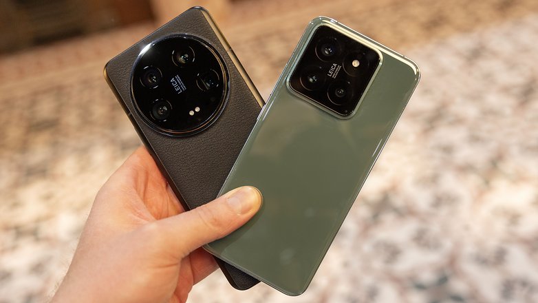Le Xiaomi 14 Ultra et le Xiaomi 14 vus de dos et tenus dans une main gauche Le Xiaomi 14 Ultra et le Xiaomi 14 vus de dos et tenus dans une main gauche