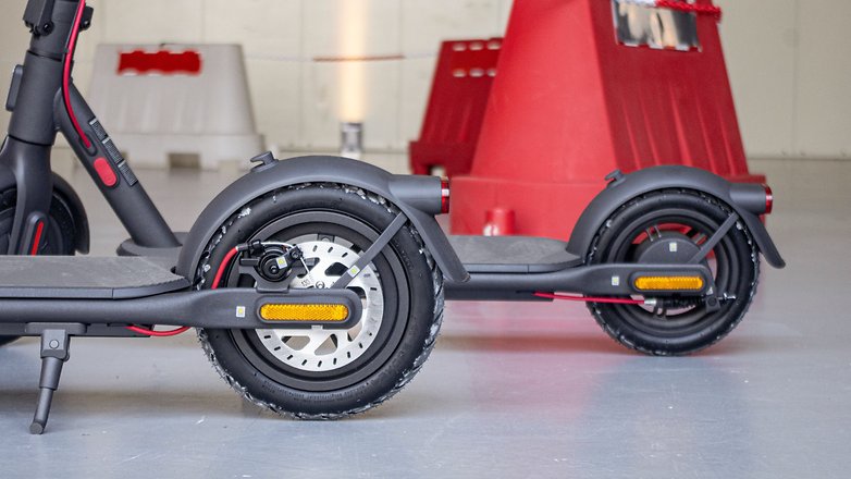 Le Xiaomi Electric Scooter 4 Lite (à l'arrière) est le seul modèle à être équipé d'un frein à tambour / © NextPit Xiaomi Electric Scooter 4
