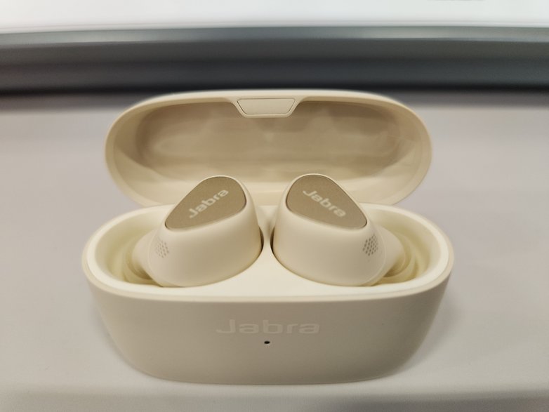 Les Jabra Elite 5 dans leur boîtier de recharge Jabra Elite 5 prise en main IFA 2022