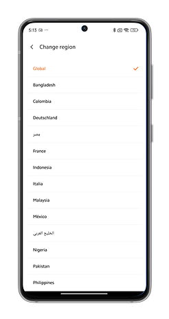 Screenshots of the Xiaomi Community app where you can receive HyperOS updates faster.