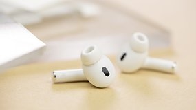 Um par de fones de ouvido AirPods Pro 2 sobre um fundo claro.