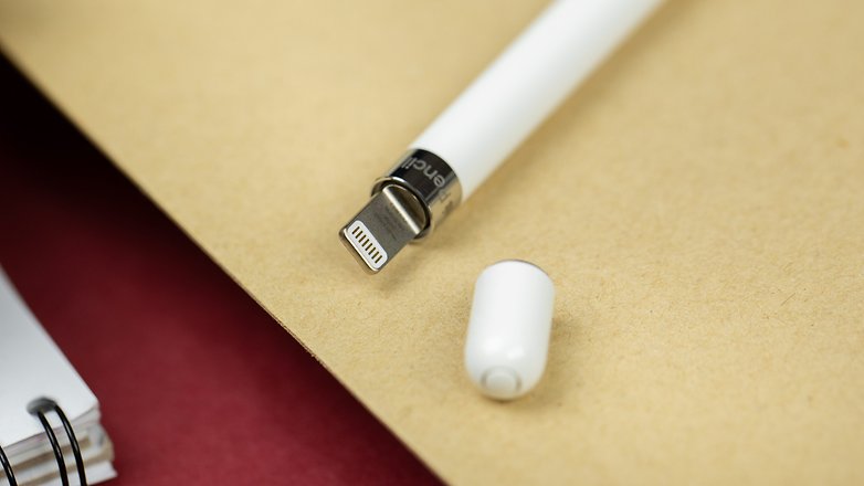 Foto do conector Lightning do Apple Pencil. Foto do conector Lightning do Apple Pencil.