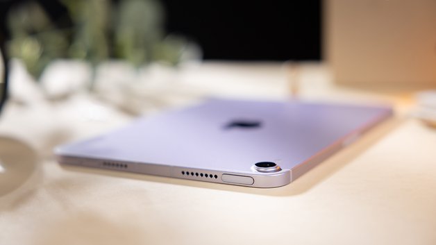 Apple iPad mini 7 in lila, zeigt die Rückseite und die Kamera auf einem Tisch.
