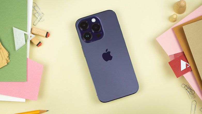 Das iPhone 14 Pro hat mit dem Apple A16 Bionic mehr als genug Leistung – die Stabilität ist beeindruckend. Apple iPhone 14 Pro Rückseite