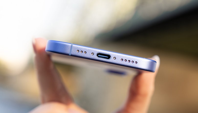iOS 19 Pode Trazer Modo Desktop a iPhones nextpit iPhone 16 Hands On USB