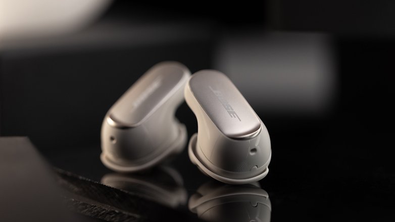 Die Bose QC Ultra Earbuds in Nahaufnahme Die Bose QC Ultra Earbuds in Nahaufnahme
