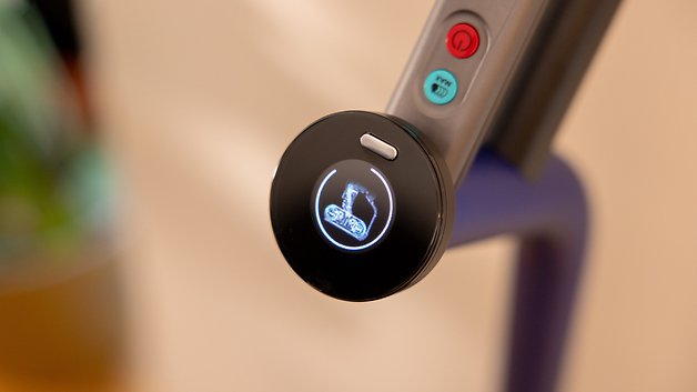 Gros plan sur le panneau de contrôle d'un Dyson Wash G1 avec boutons et affichage lumineux.