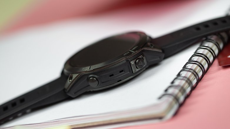 Die Buttons der Fenix 7 sind leicht eingefasst, um Fehlbedienungen zu verhindern. Garmin Fenix 7 Buttons