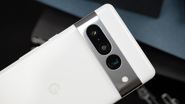 La camera bar du Pixel 7 Pro a changé par rapport à l'an dernier, le design semble plus solide Google Pixel 7 Pro test vu de dos avec module photo