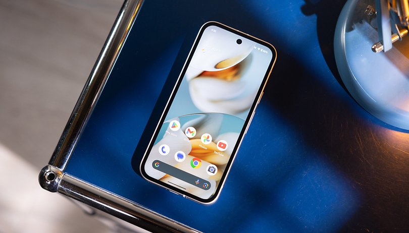 Primeiras Impressões do Google Pixel 9a: Opção Intermediária Sensata nextpit Google Pixel 9a Display