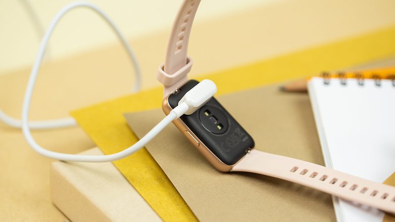 Auch Huawei kocht beim Laden sein eigenes Anschluss-Süppchen. Huawei Band 7 ist zum Aufladen angeschlossen
