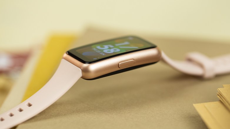 Günstig und dennoch gut verarbeitet. Diesen Spagat versteht Huawei bestens. Huawei Band 7 auf einem Tisch liegend