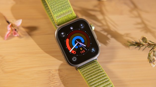 Eine Huawei Watch Fit 4 Pro auf einer Holzoberfläche, die Herzfrequenz- und Aktivitätsmetriken mit grünem Armband anzeigt.
