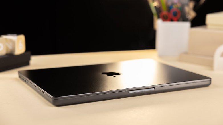 MacBook Pro 14 Zoll (2023) zusammengeklappt auf dem Tisch