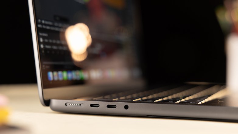 Detailaufnahme linke Seite vom MacBook Pro 14" (2023)