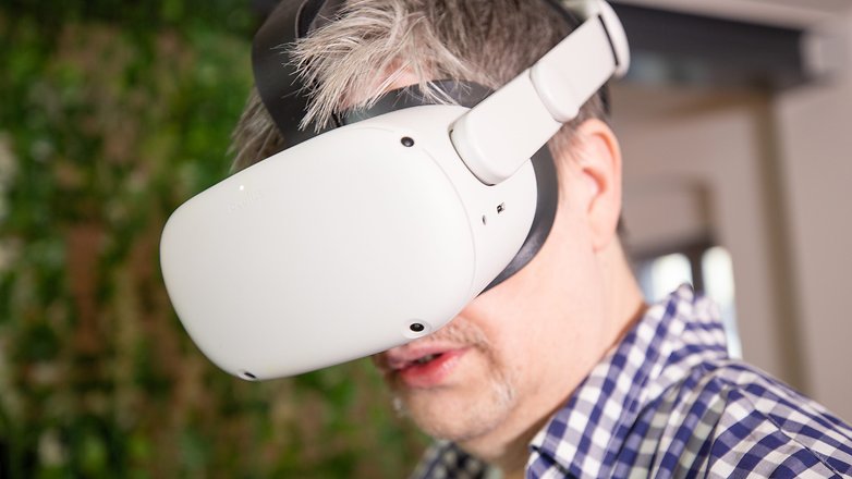 Die Meta Quest 2 (früher Oculus Quest 2) ist nun nach 2 Jahren auch in Deutschland erhältlich. MaTT trägt die Meta Quest 2 und spielt in der VR.