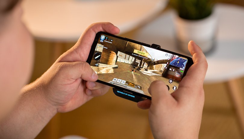 Beste Grafik: Die schönsten Handygames für Android und iOS NextPit ASUS RoG Phone 3 playing