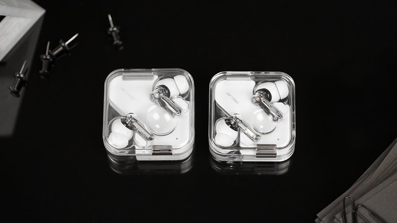 Links Nothing ear (1), rechts Nothing ear (2) Nothing ear (1) und (2)