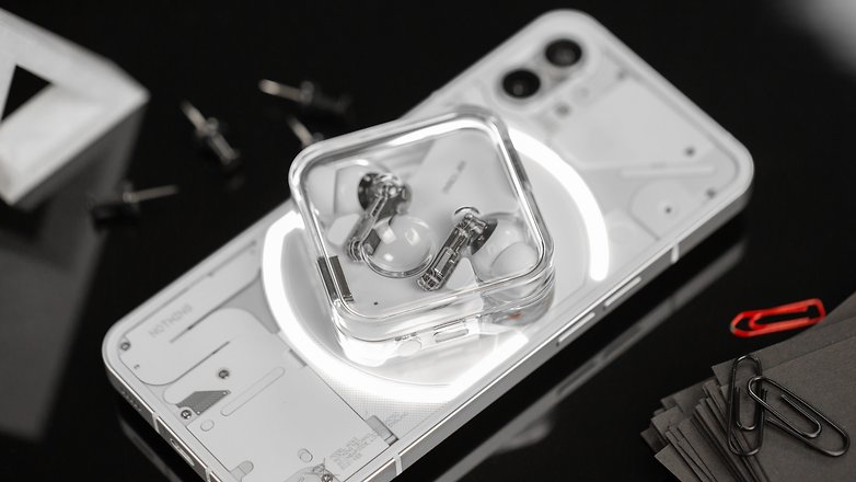 Kabelloses Aufladen mit 2,5 Watt ist bei den Nothing ear (2) immer dabei Nothing ear (2)