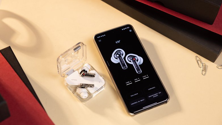 Nothing Ear mit Smartphone und App auf dem Tisch