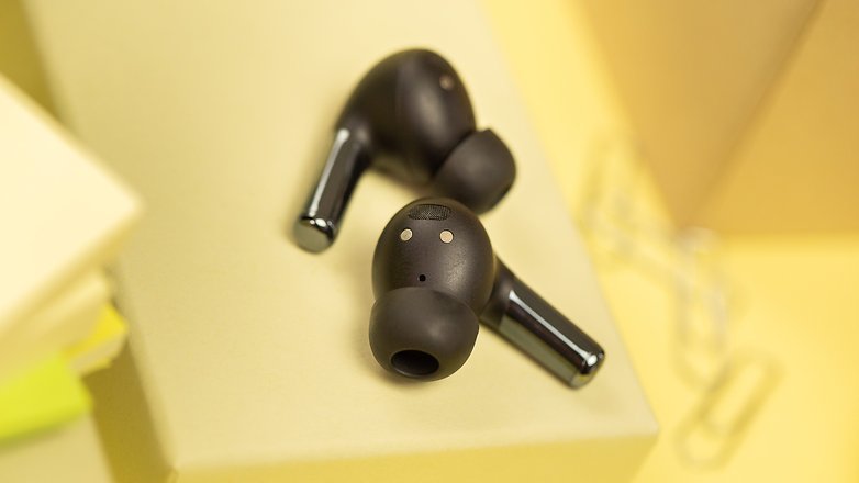 Foto dos fones de ouvido OnePlus Buds Pro. Foto dos fones de ouvido OnePlus Buds Pro.