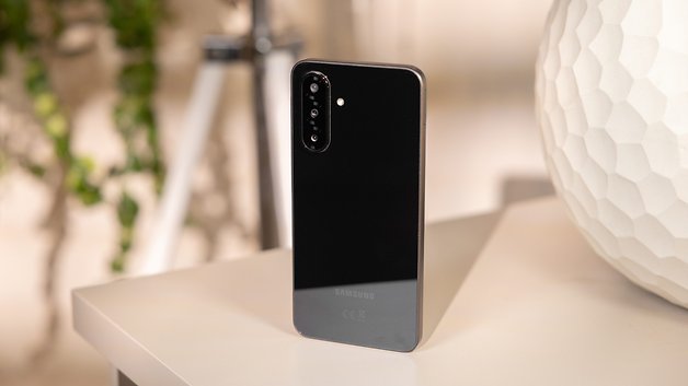 Um smartphone Samsung Galaxy A26 em cima de uma mesa branca.