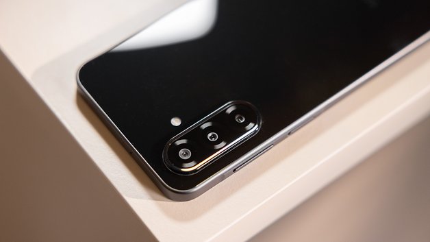 Close-up do módulo de câmera traseira do smartphone Samsung Galaxy A26 em uma superfície clara.