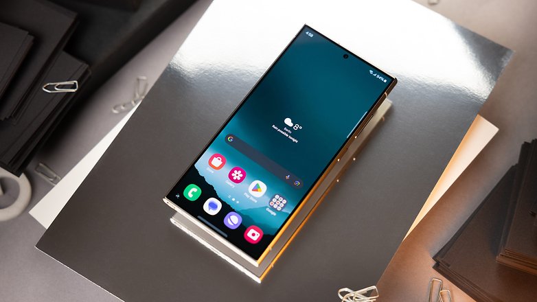 S24 Ultra liegt mit aktivem Display auf dem Tisch S24 Ultra liegt mit aktivem Display auf dem Tisch