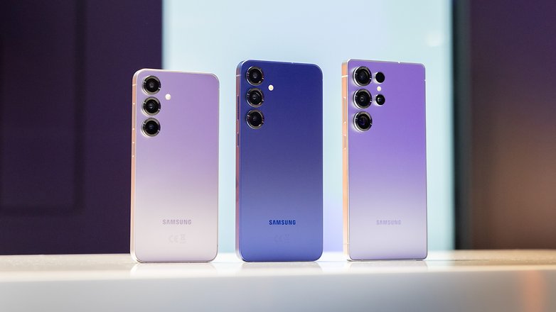 Três smartphones Samsung Galaxy S25 em cores degradê em uma mesa. Três smartphones Samsung Galaxy S25 em cores degradê em uma mesa.