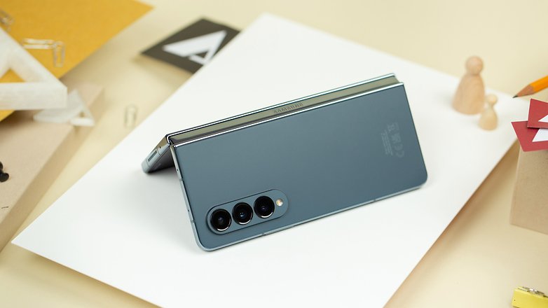 Samsung Galaxy Z Fold 4 außen aufgeklappt Samsung Galaxy Z Fold 4 außen aufgeklappt