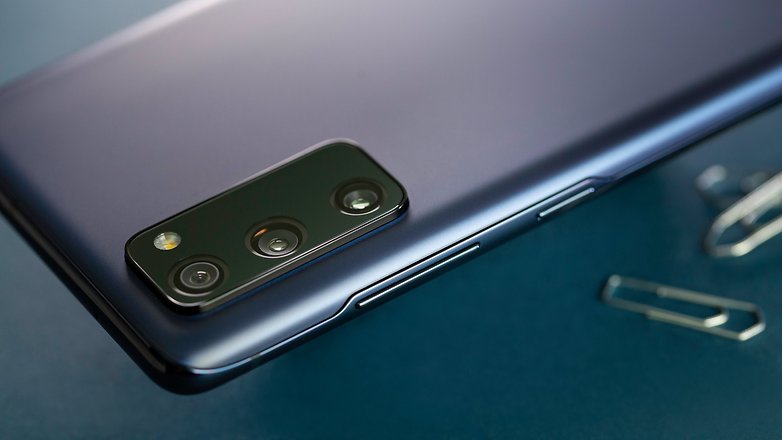 NextPit Samsung S20 FE 5G side