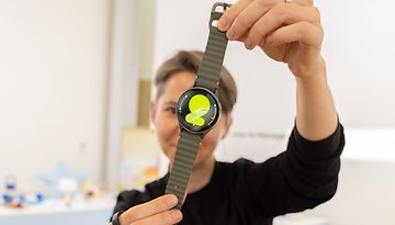 Samsung Watch 7 display in detail