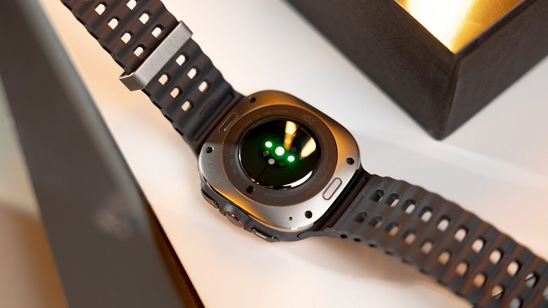 Blick auf die Unterseite der Galaxy Watch Ultra mit den Sensoren Blick auf die Unterseite der Galaxy Watch Ultra mit den Sensoren