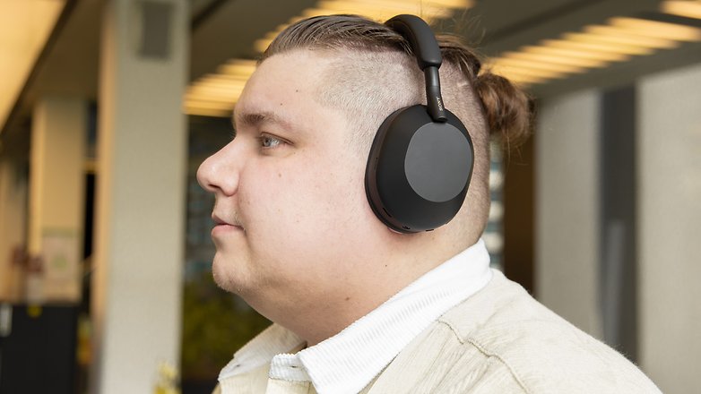Sony WH-1000XM5 being worn by NextPit editor Sony WH-1000XM5 being worn by NextPit editor