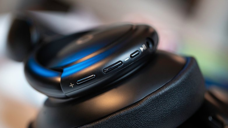 NextPit Soundcore Life Q30 buttons closeup