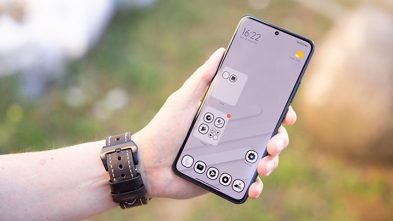 Le Xiaomi 13T Pro vu de face tenu dans une main gauche avec son écran allumé Le Xiaomi 13T Pro vu de face tenu dans une main gauche avec son écran allumé