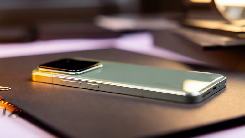 Xiaomi's back edges make it easy to hold in one hand. Xiaomi's back edges make it easy to hold in one hand.