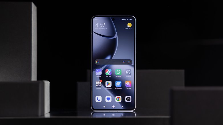 Smartphone Xiaomi 14T Pro affichant l'écran d'accueil avec des icônes d'application et une horloge à 4h59. Smartphone Xiaomi 14T Pro affichant l'écran d'accueil avec des icônes d'application et une horloge à 4h59.