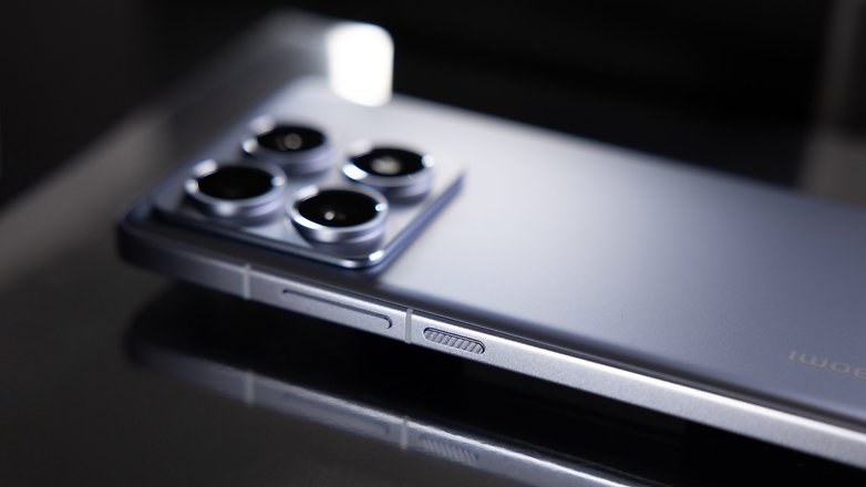 Gros plan d'un smartphone Xiaomi 14T Pro montrant sa disposition de caméra et ses boutons latéraux. Gros plan d'un smartphone Xiaomi 14T Pro montrant sa disposition de caméra et ses boutons latéraux.