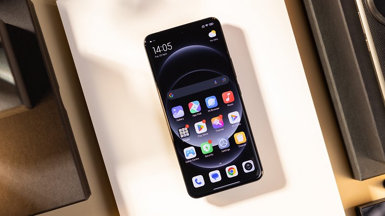 Le Xiaomi 14 Ultra vu de haut avec son écran Amoled allumé Le Xiaomi 14 Ultra vu de haut avec son écran Amoled allumé